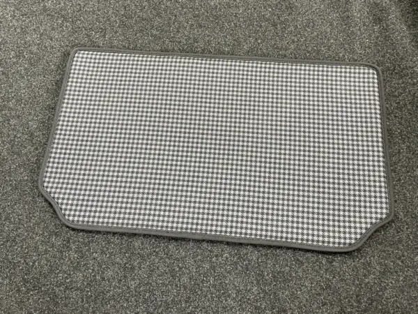 Kofferraummatte passend für verschiedene Porsche Modelle mit Bezugsstoff Pepita schwarz / weiß