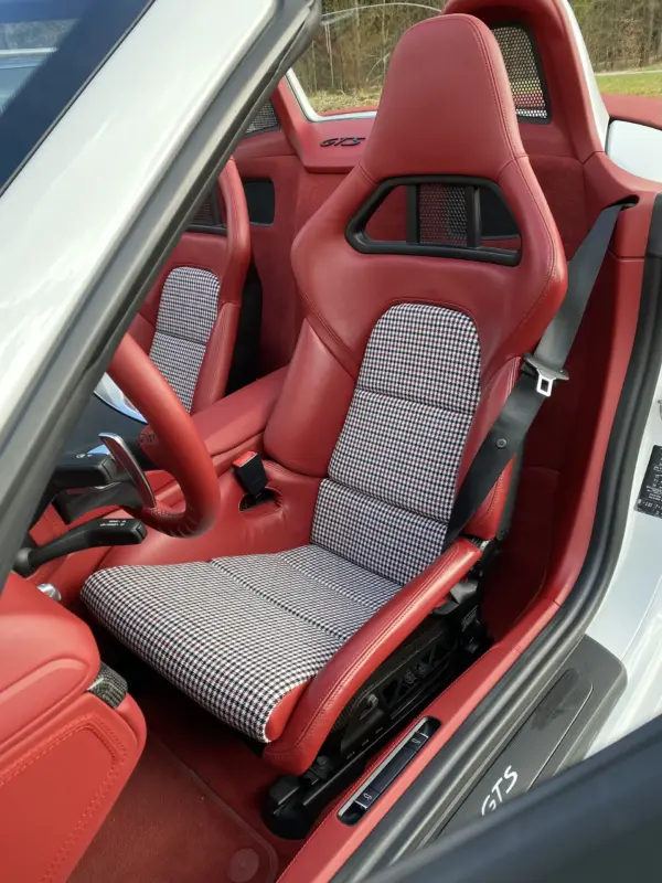 Innenflächen passend für Porsche Sportschalensitz mit Bezugsstoff Pepita schwarz / weiß / rot