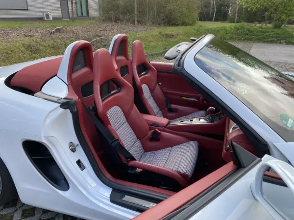 Innenflächen passend für Porsche Sportschalensitz mit Bezugsstoff Pepita schwarz / weiß / rot – Bild 3