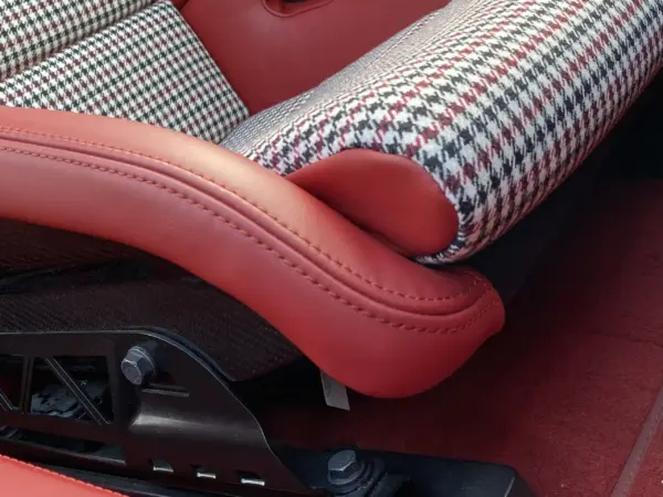 Innenflächen passend für Porsche Sportschalensitz mit Bezugsstoff Pepita schwarz / weiß / rot – Bild 6
