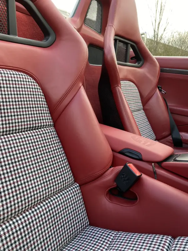 Innenflächen passend für Porsche Sportschalensitz mit Bezugsstoff Pepita schwarz / weiß / rot – Bild 5