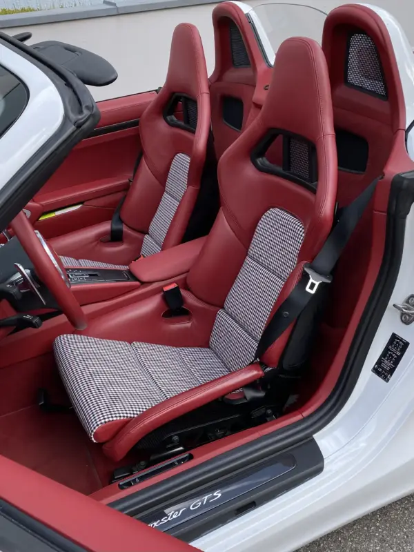 Innenflächen passend für Porsche Sportschalensitz mit Bezugsstoff Pepita schwarz / weiß / rot – Bild 2